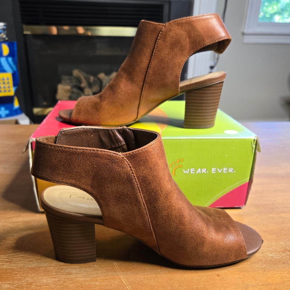 Wear.Ever. Selmey Booties‎ Womens 9 Chestnut Good Peep Toe Cutout Block Heel Zip